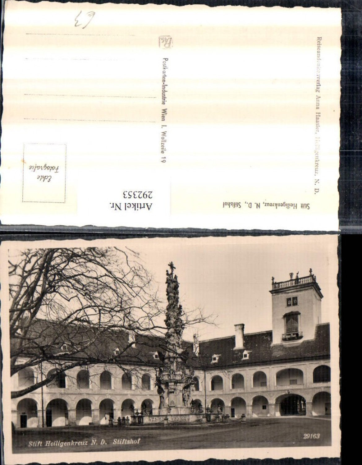 292353,Stift Heiligenkreuz Stiftshof Arkaden Pestsäule
