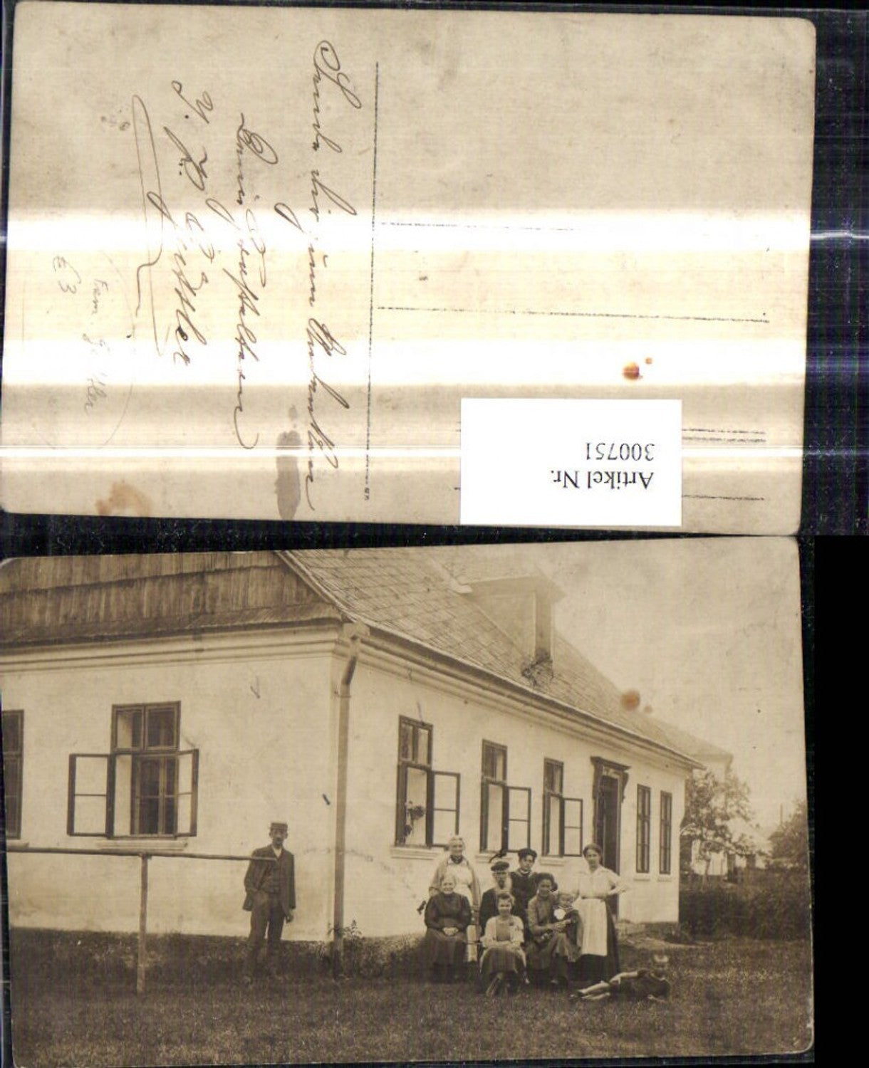 300751,Foto Ak Familie Güttler Frauen Kinder v. Haus Gebäude