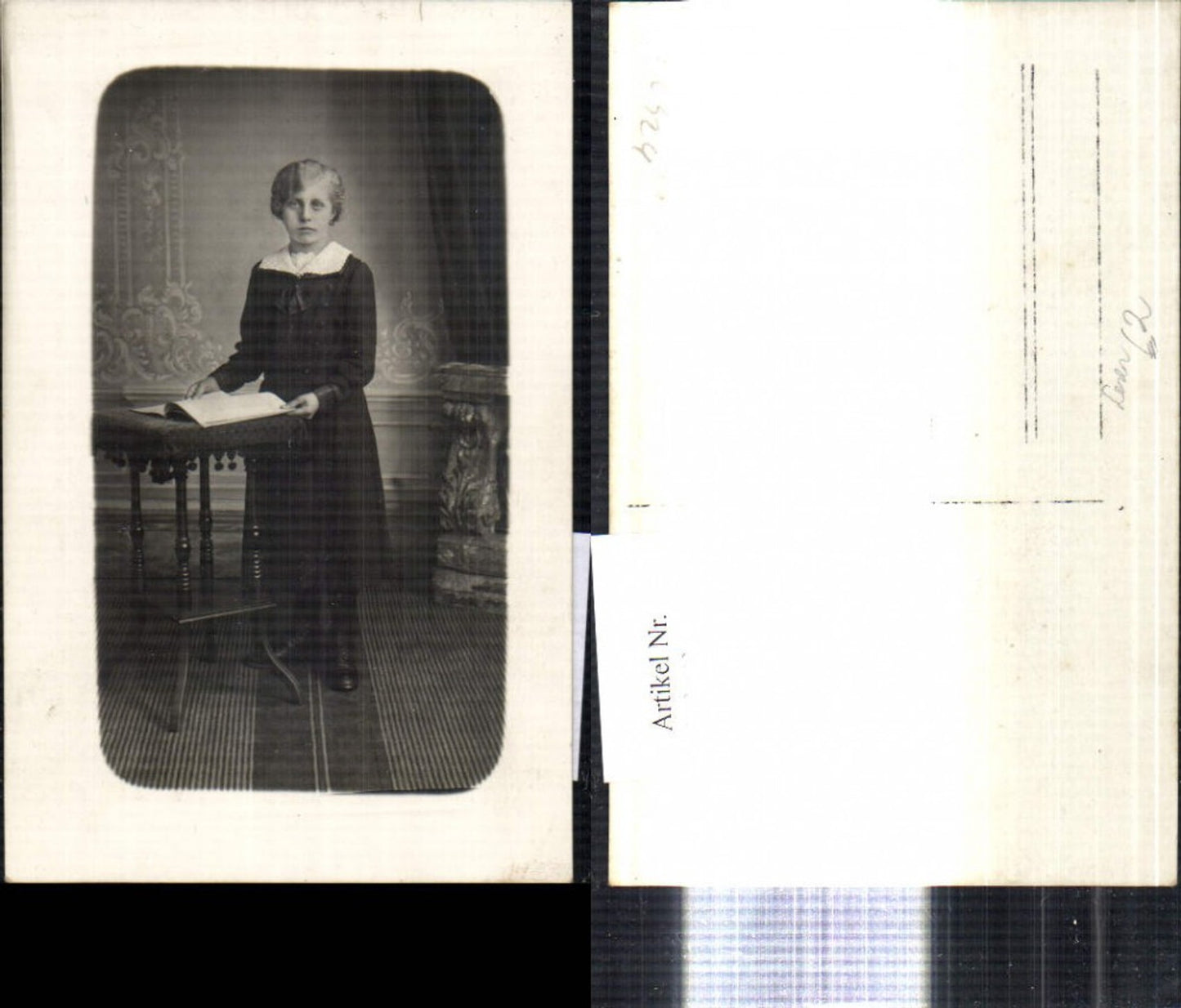 303083,Foto Ak Mädchen Junge Frau liest Buch Lesen