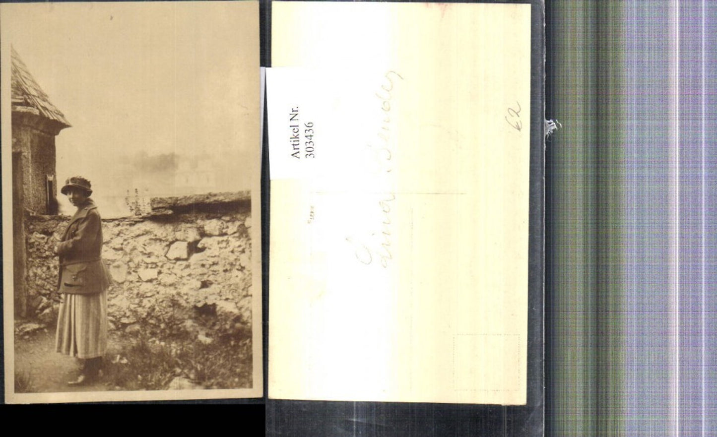 303436,Foto Ak Frau m. Hut v. Steinmauer Haus