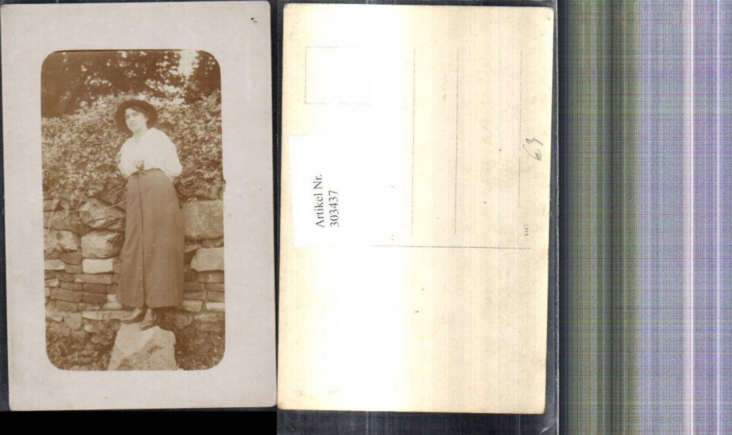 303437,Foto Ak Frau m. Hut v. Steinmauer Strauch