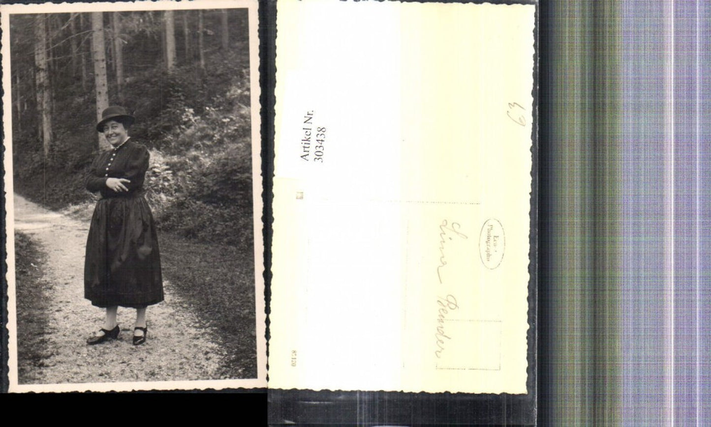 303438,Foto Ak Frau m. Hut Dirndl Tracht i. Waldweg