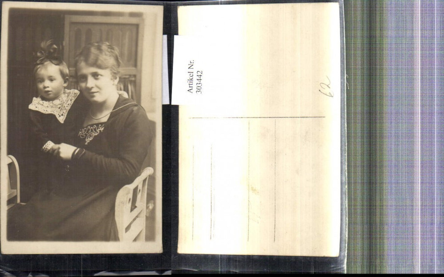 303442,Foto Ak Frau m. Kind Haarband i. Stuhl sitzend