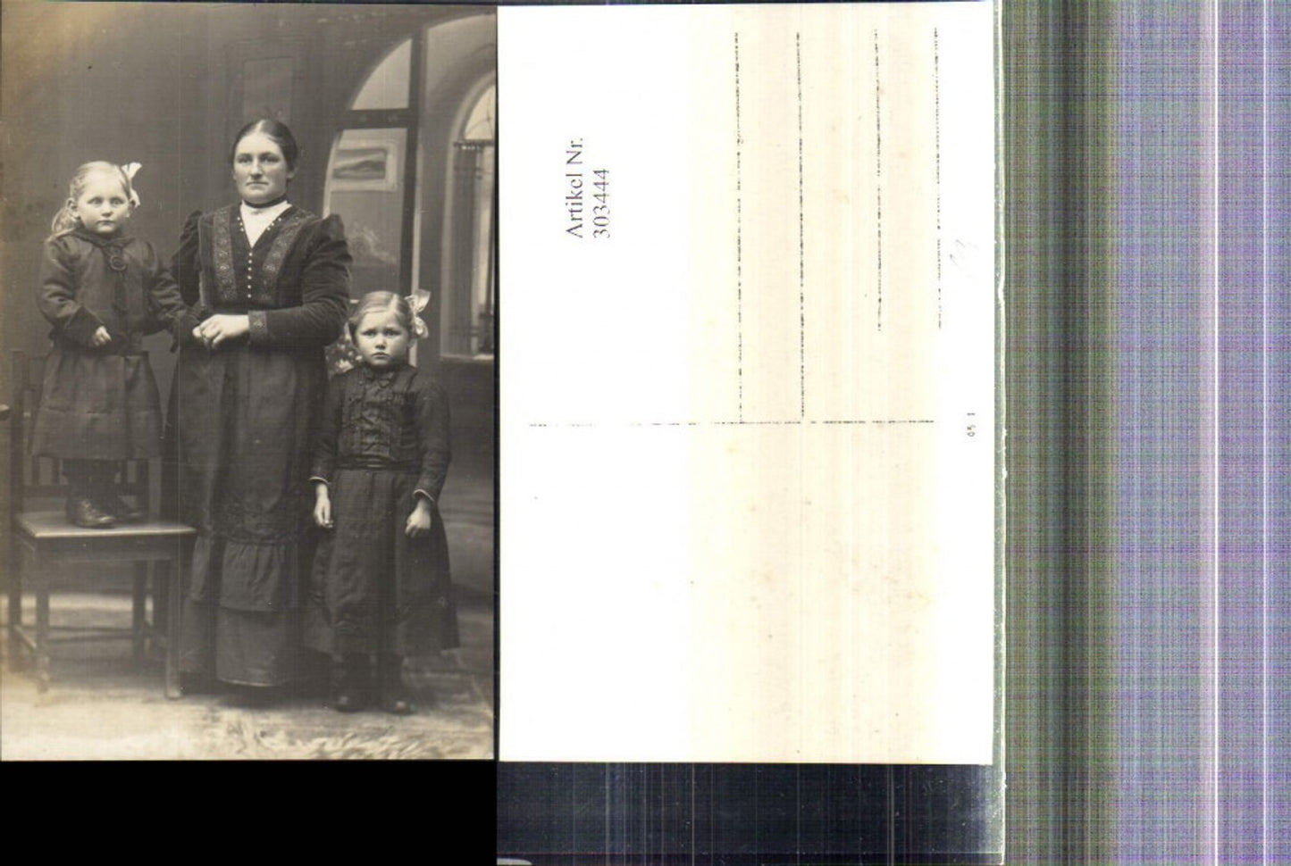 303444,Foto Ak Frau m. Kinder Mädchen Haarschleifen