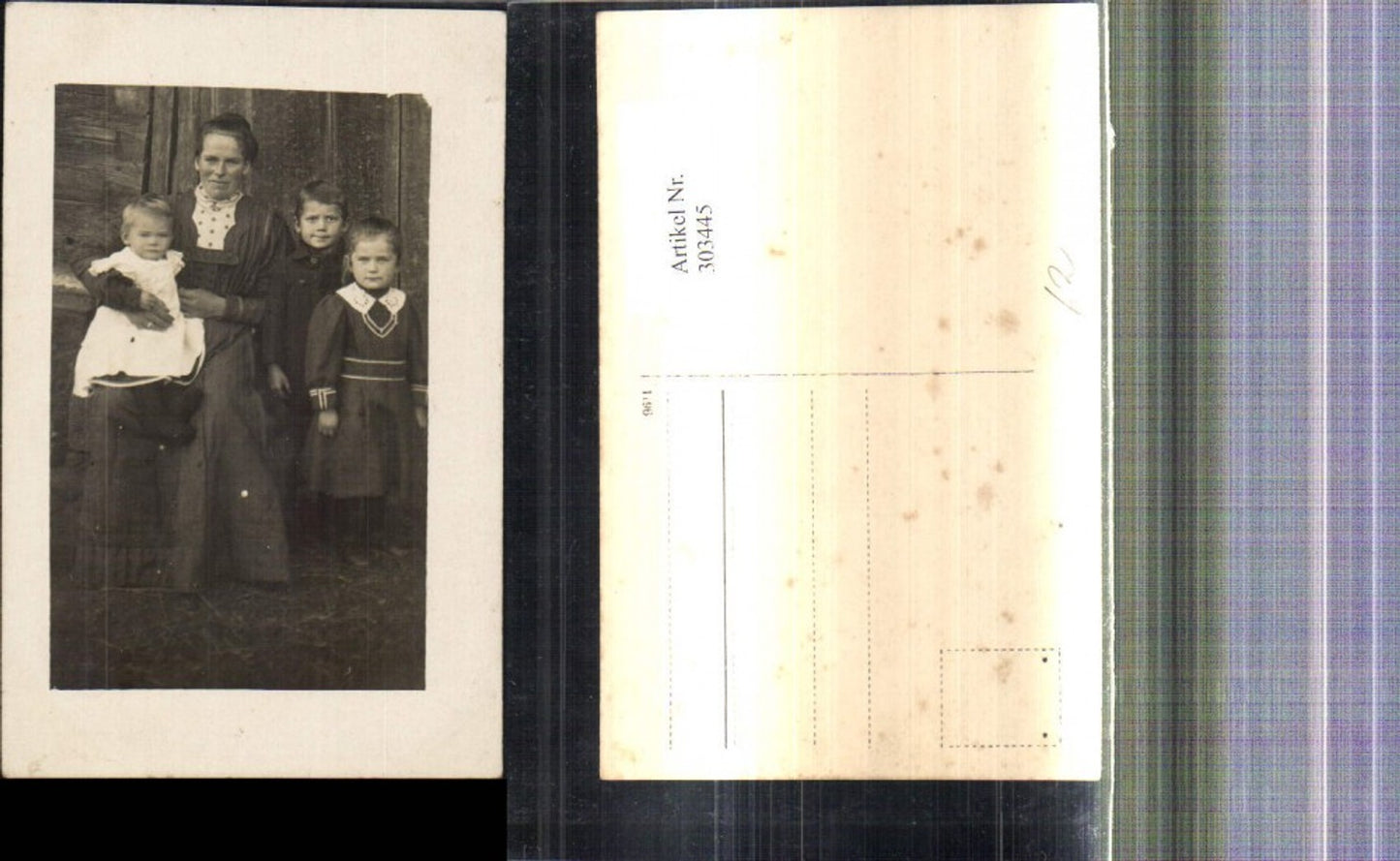 303445,Foto Ak Frau m. Kinder v. Holzhaus Passepartout
