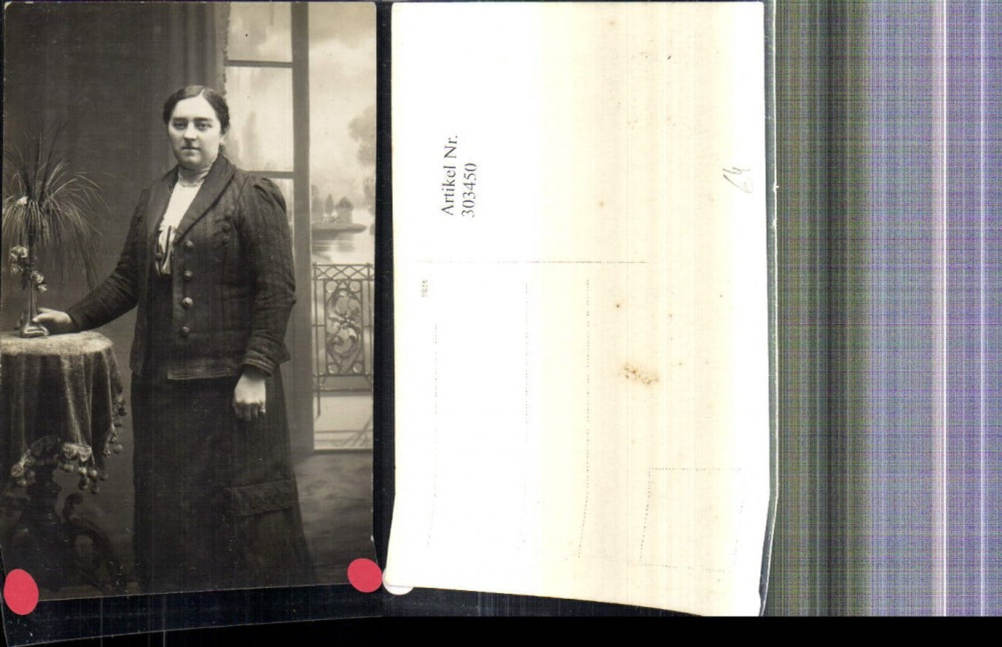 303450,Foto Ak Frau Portrait stehend b. Blumentisch