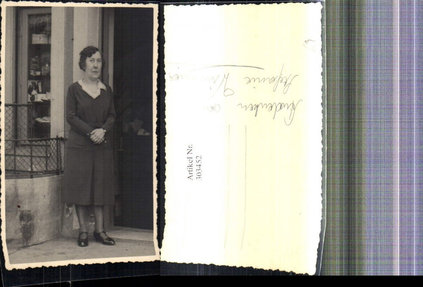 303452,Foto Ak Frau Portrait stehend v. Haus Geschäft