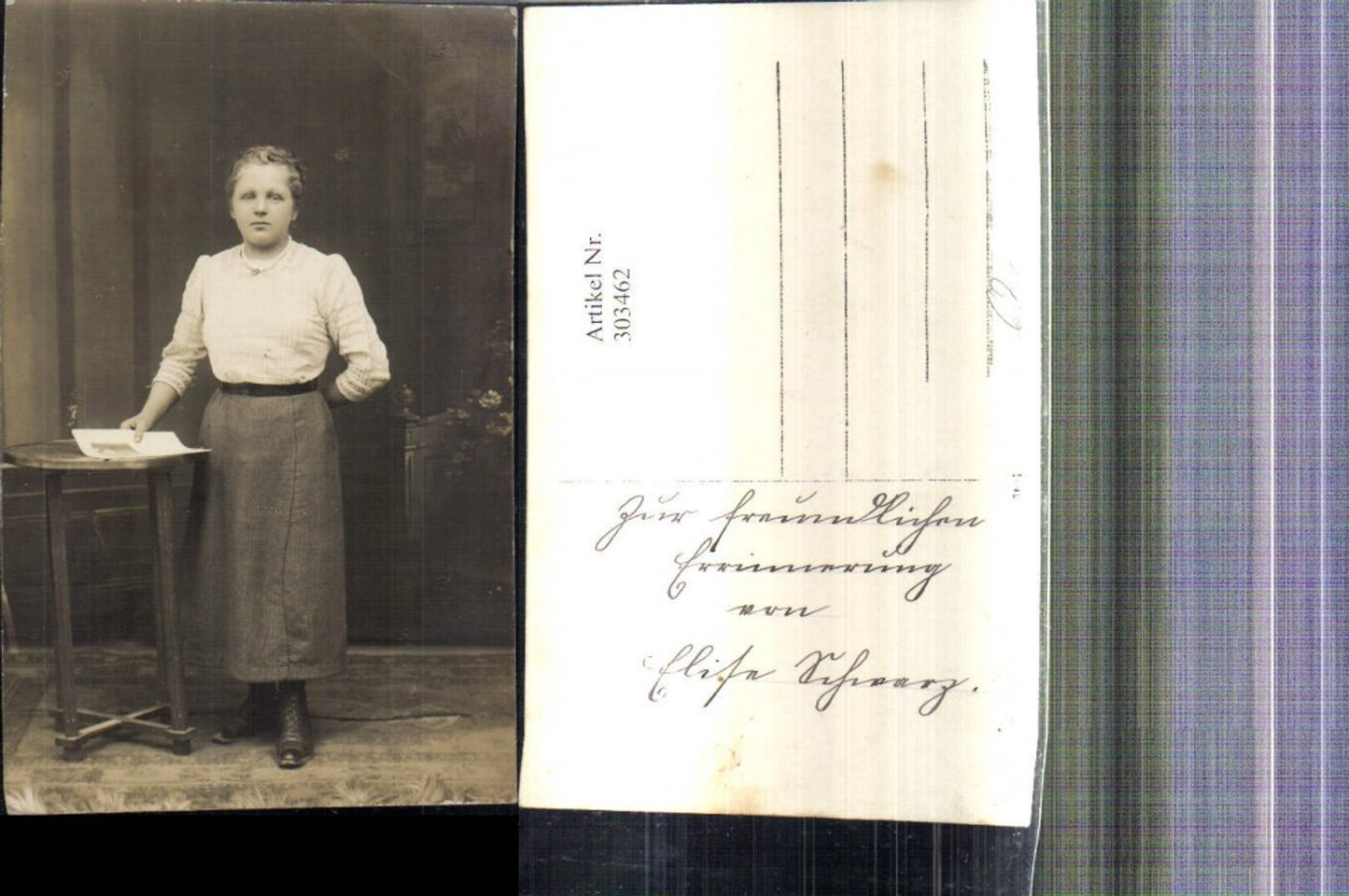 303462,Foto Ak Frau Portrait stehend Halskette Bild i. Hand