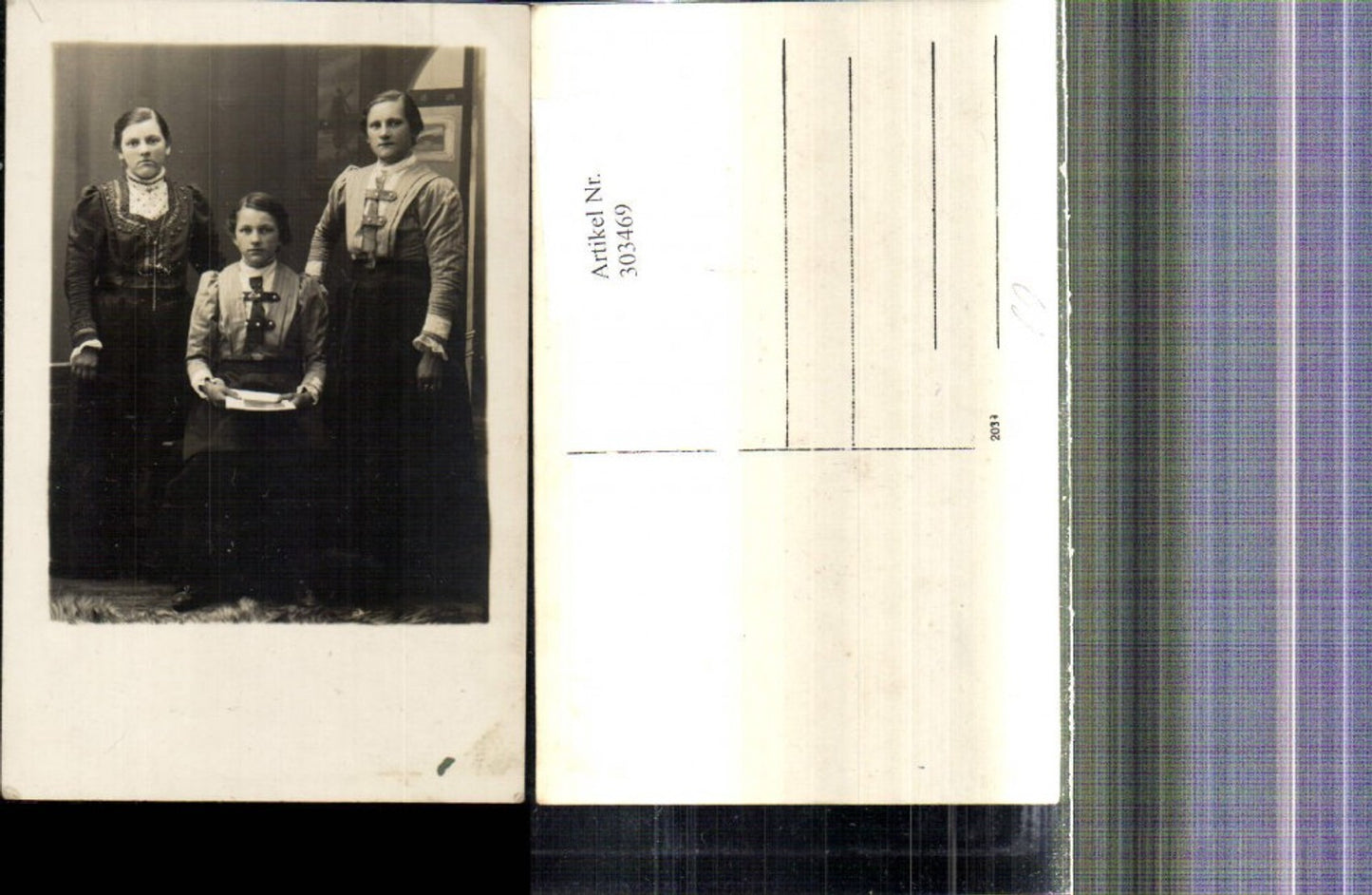 303469,Foto Ak Frauen Portrait stehend u. sitzend Halskette Bild i. Hand