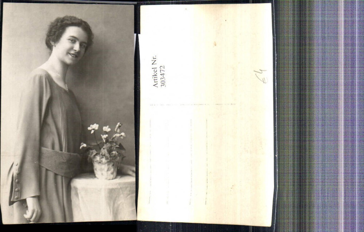 303472,Foto Ak Frau Portrait Halskette b. Blumentisch stehend