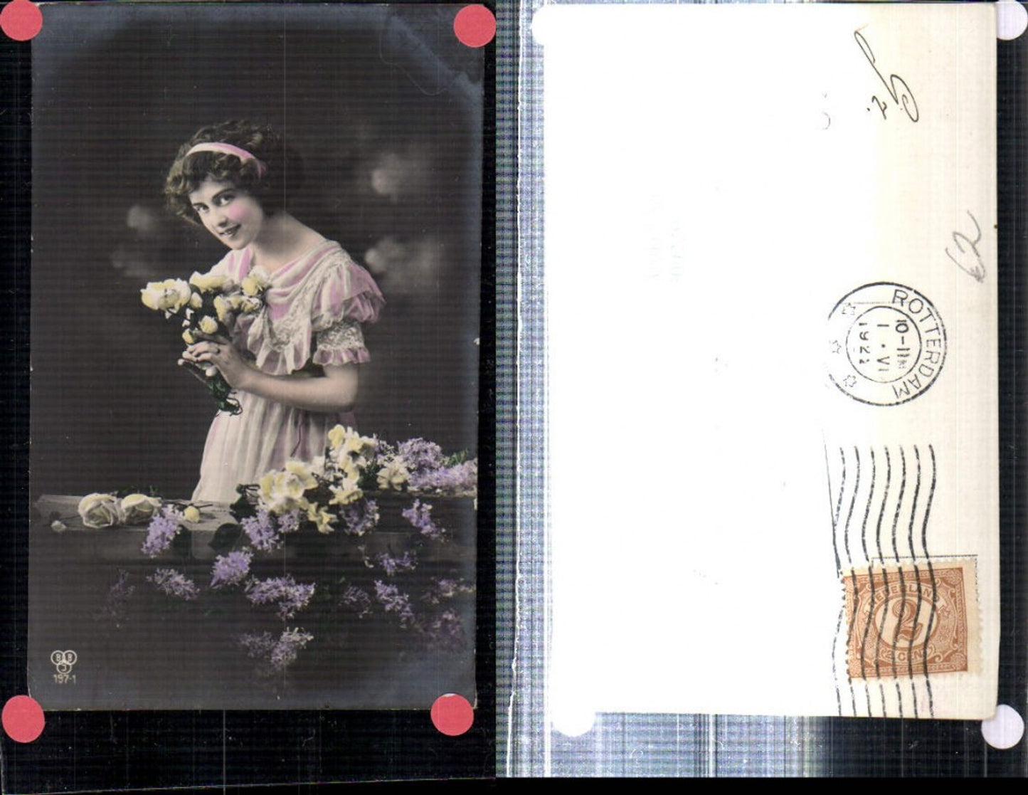 309229,Frau Mädchen m. Haarband Kleid Blumenstrauß Blumen Rosen