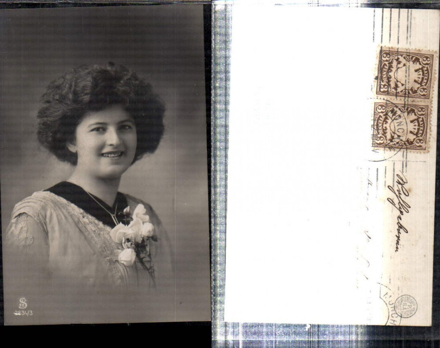 309241,Foto AK Frau m. Kette Portrait Blumen