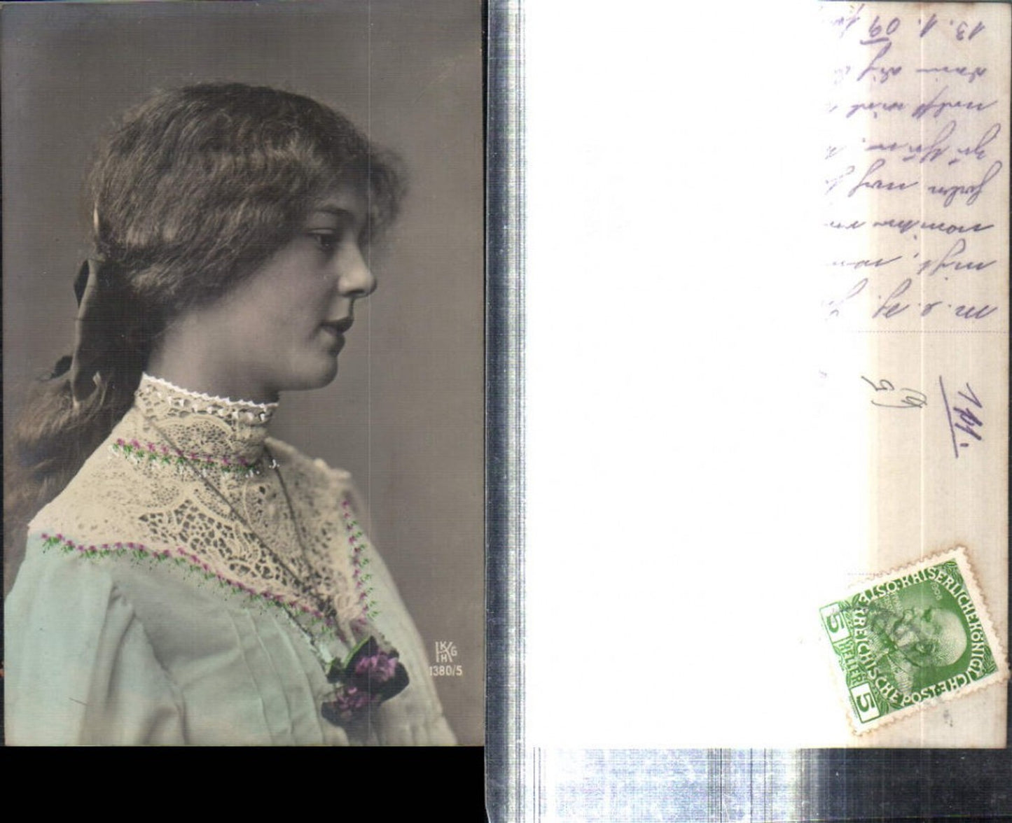 309294,Frau m. Pferdeschwanz Spitzenkragen Kette Seitenportrait