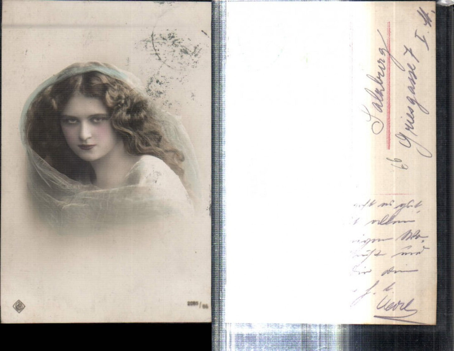 309298,Frau m. Welligem Haar Tuch Kopftuch Portrait