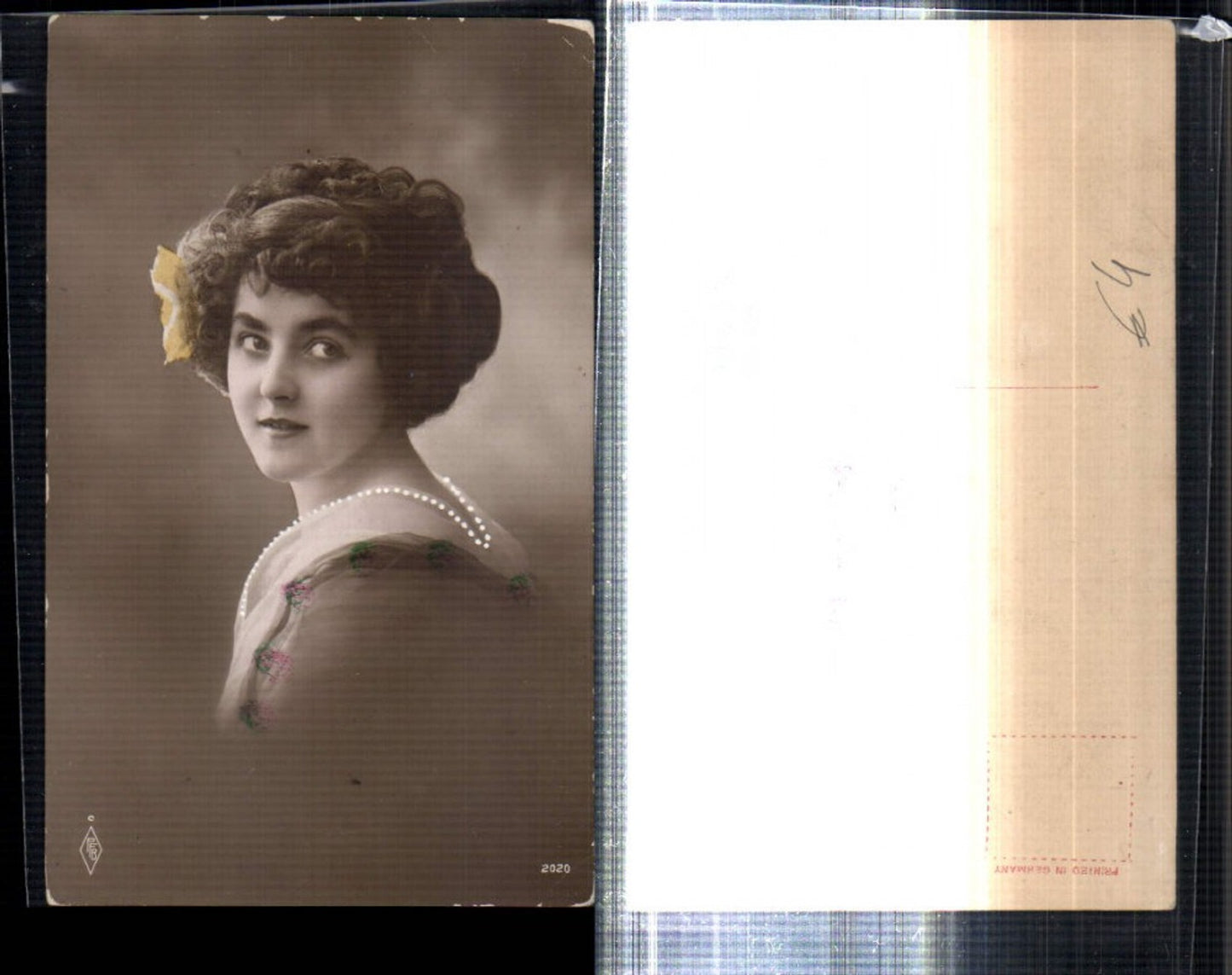 309308,Frau m. Rosen in den Haaren Portrait