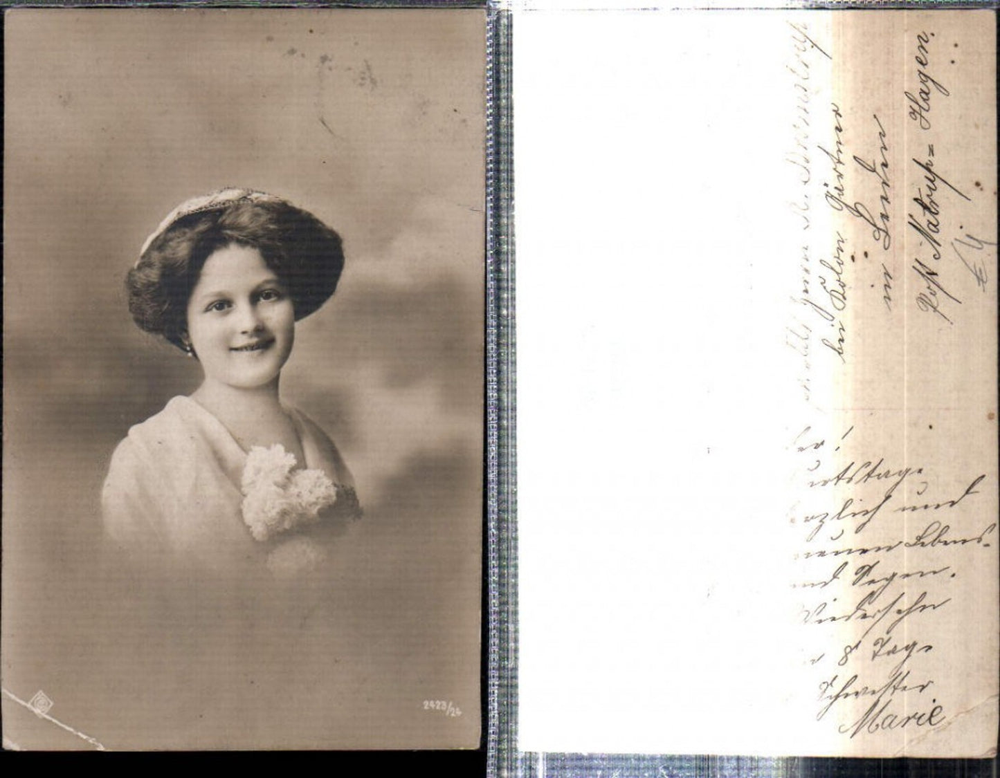 309309,Foto AK Frau m. Kopfschmuck Portrait Blumen