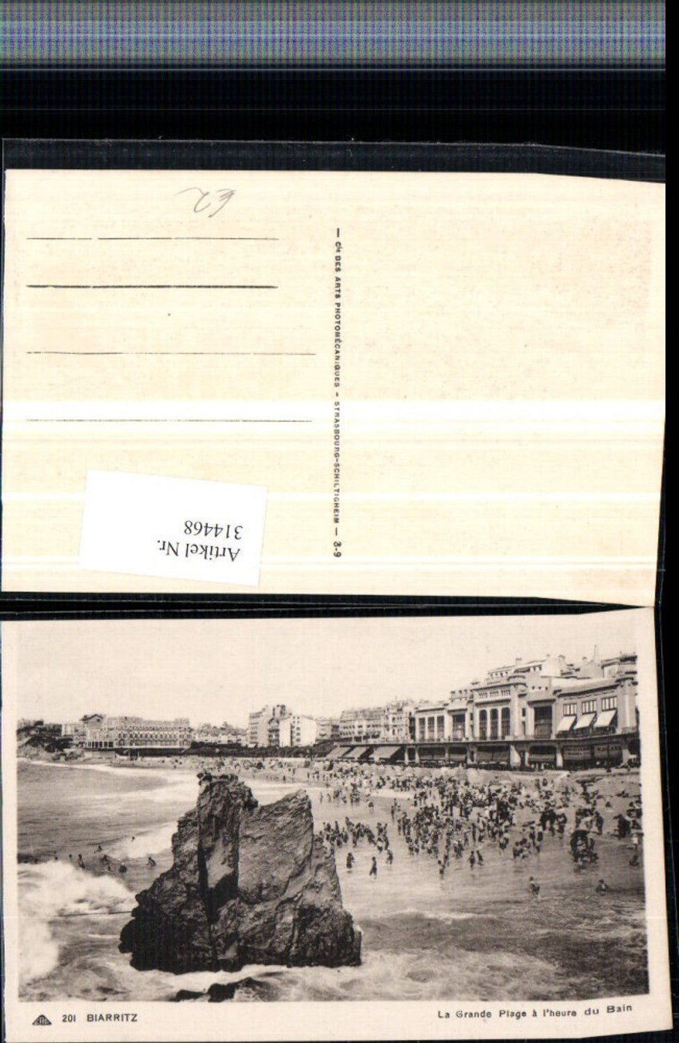 314468,Biarritz La Grande Plage a l'heure du Bain Teilansicht Strand Strandleben Felsen