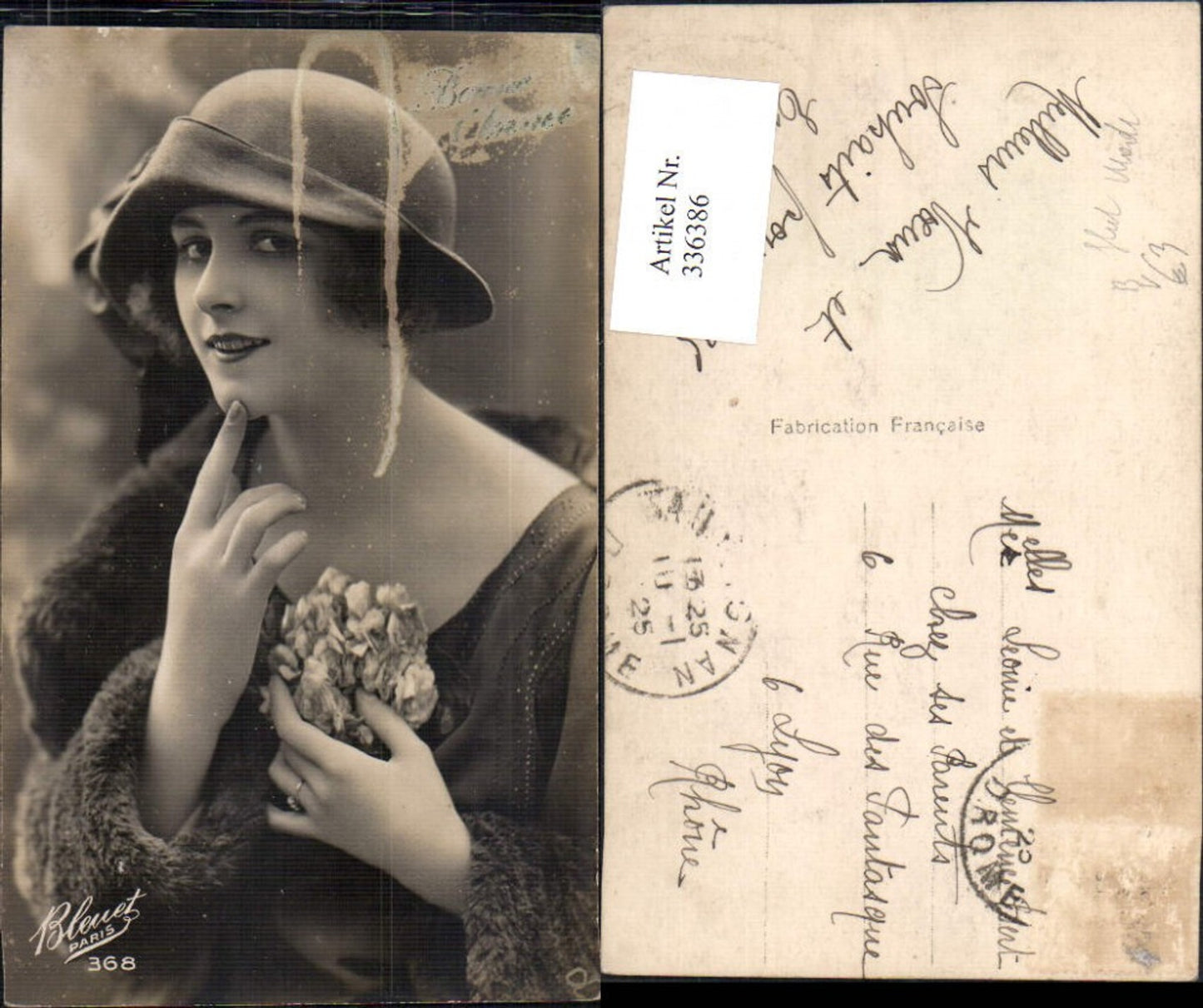 336386,Frau m. Hut Hutmode Blume pub Bleuet Paris 368