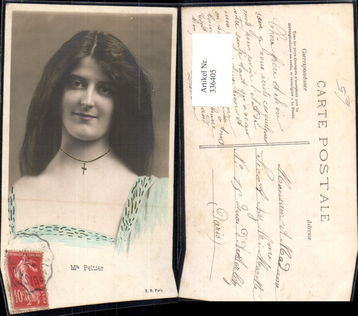 336405,Frau m. offenen langen Haaren Halskette m. Kreuz Mlle Peltier