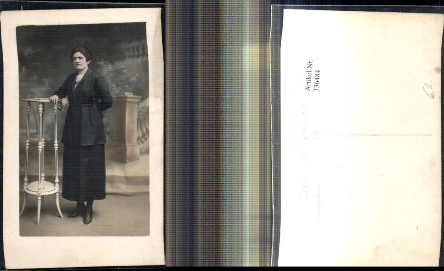 336484,Foto Ak Frau b. Blumentisch stehend