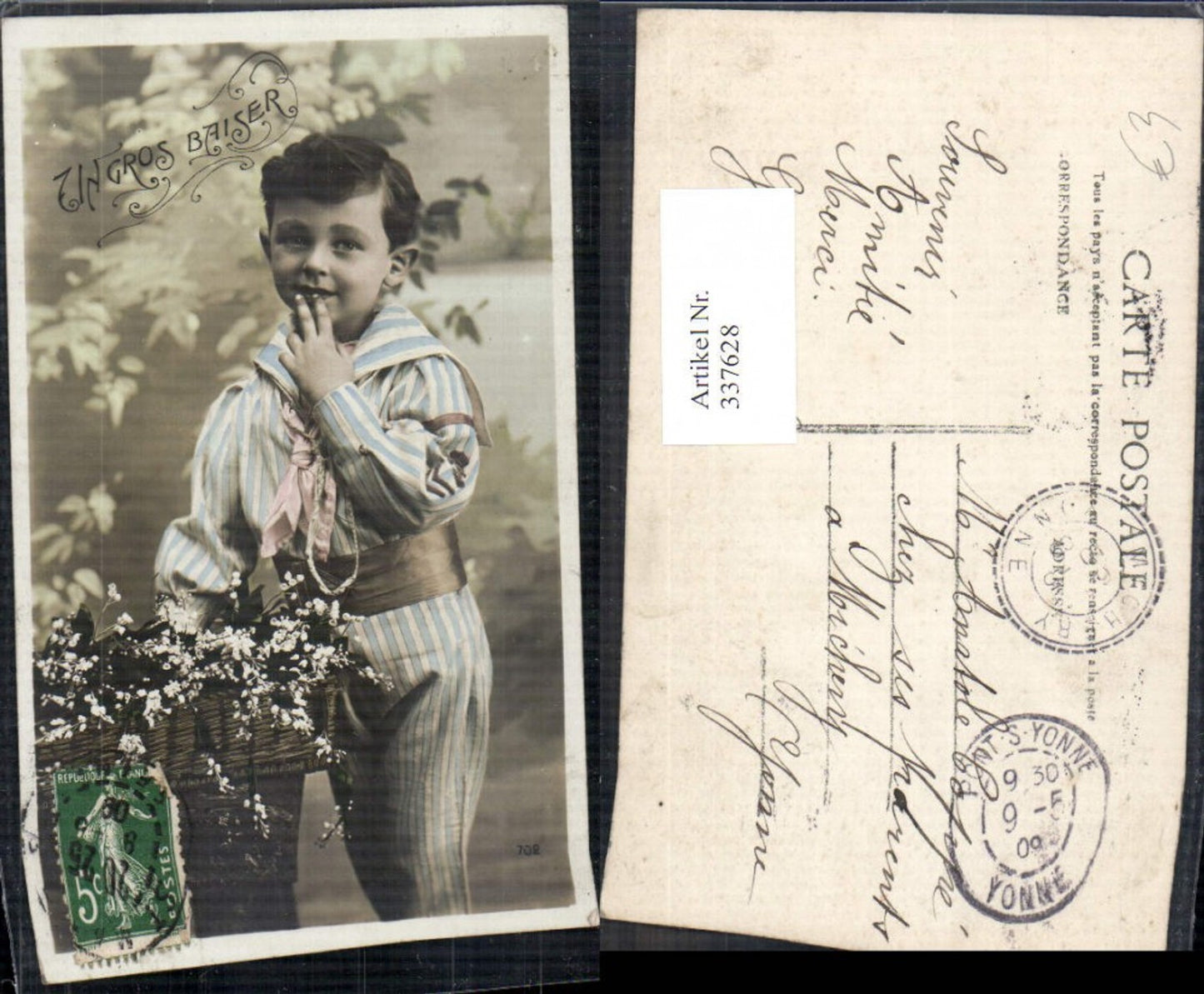 337628,Kind in Uniform Lockenkopf Matrosenanzug Blumen Rosen Korb