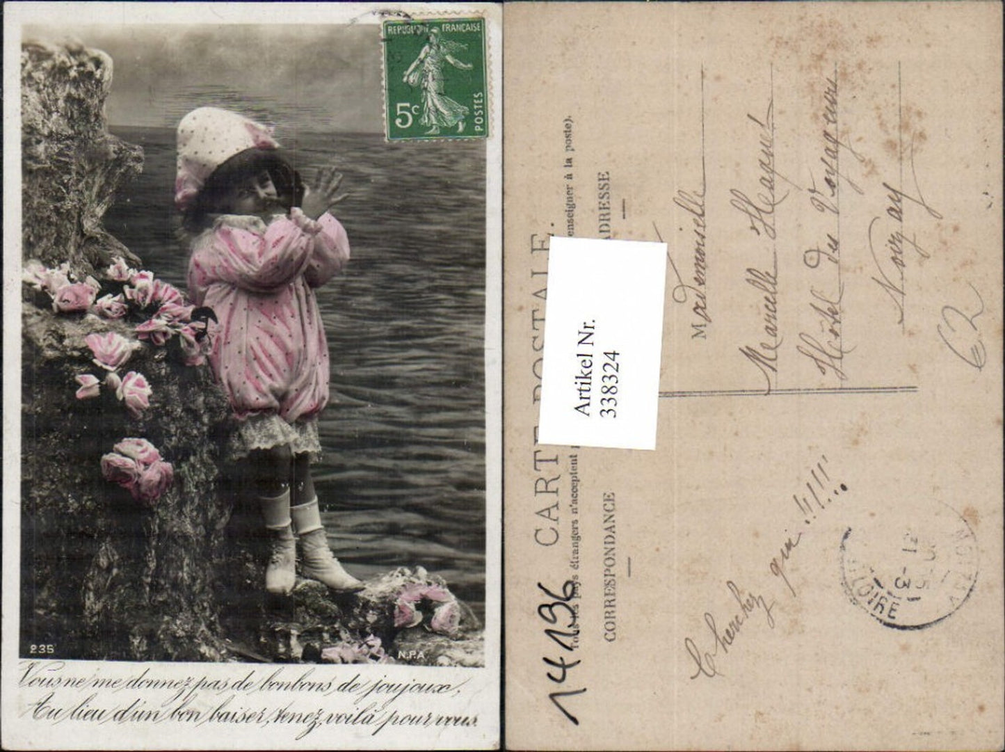 338324,Kind Mädchen i. Kostüm Harlekin Hut Rosen a. Felsen Meer Spruch
