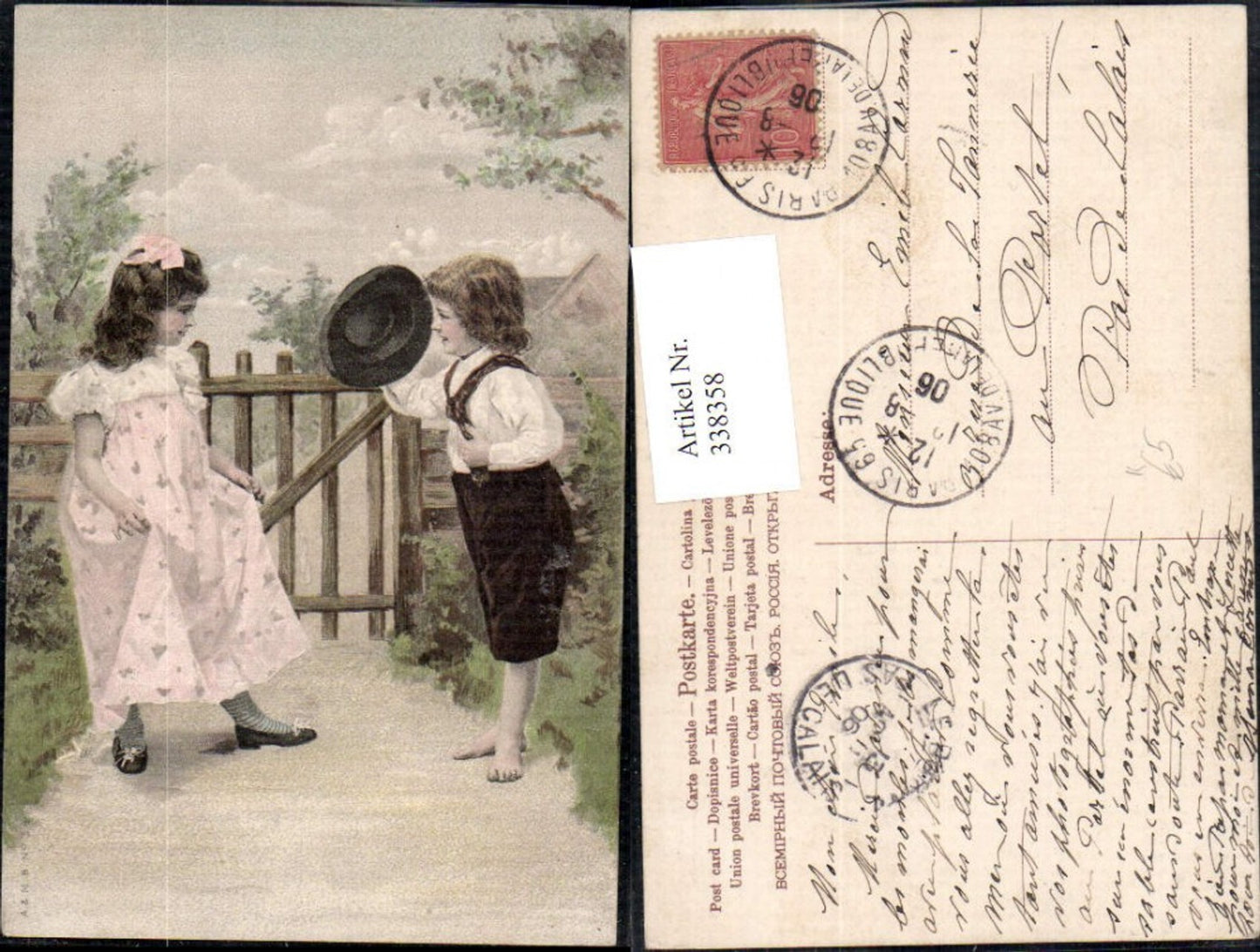338358,Künstler Ak Kinder Mädchen Kleid Junge Tracht Hut b. Gartentor