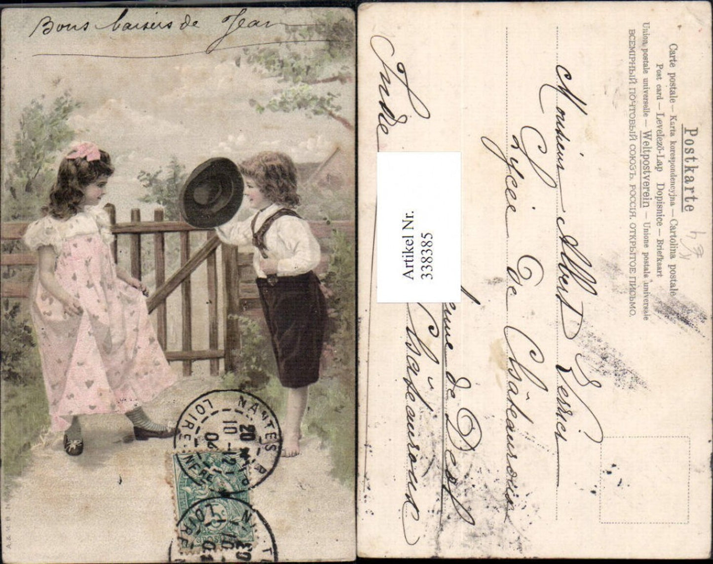 338385,Künstler Ak Kinder Bub Junge i. Tracht Hut Mädchen Kleid v. Gartentor
