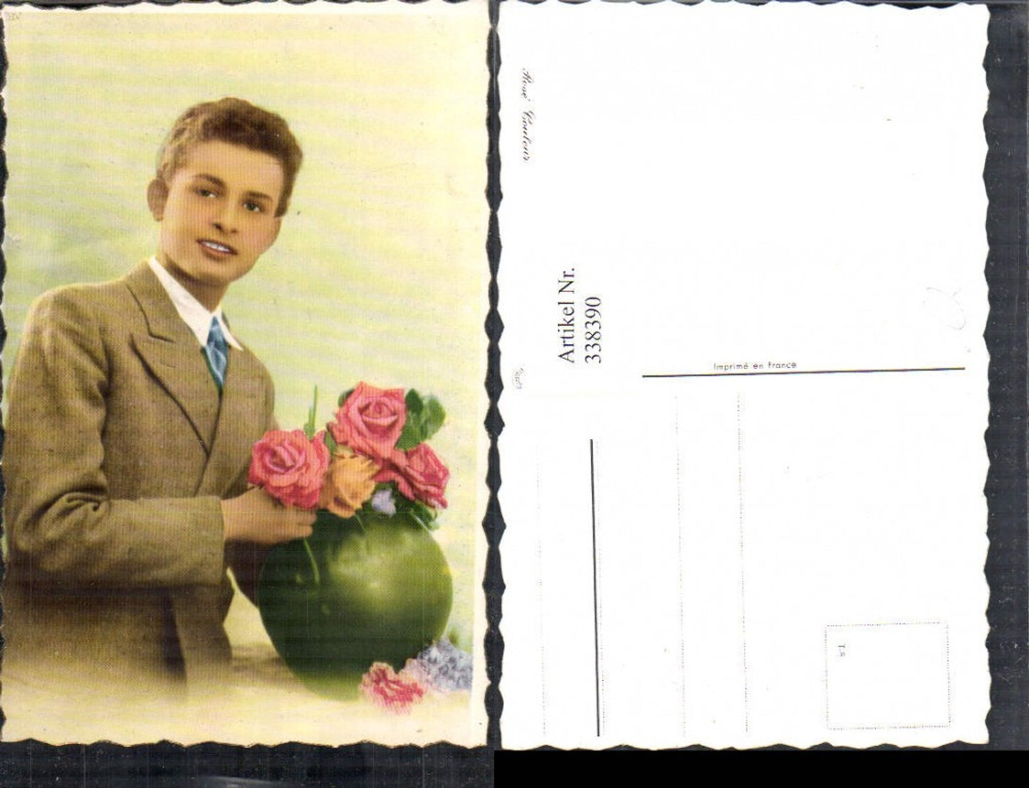 338390,Junger Mann in Anzug Vase m. Rosen Blumen