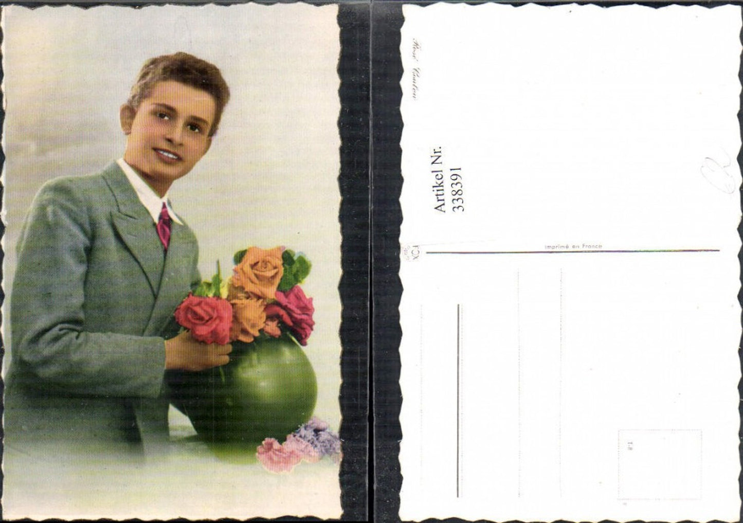 338391,Junger Mann in Anzug Vase m. Rosen Blumen