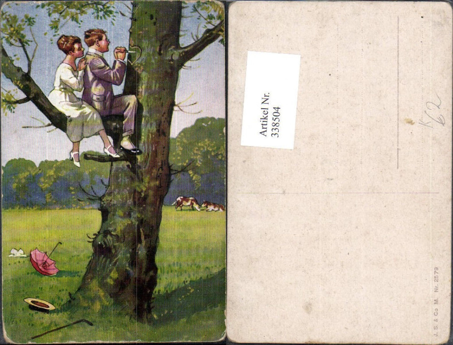 338504,Künstler Ak Liebe Paar sitzt a. Ast Mann schnitzt Herz i. Baum Baumrinde Schirm Hut