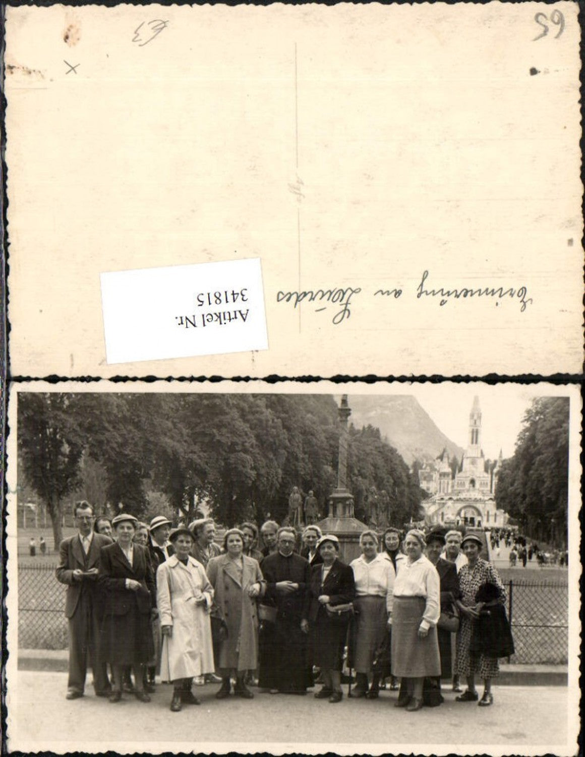341815,Foto AK Midi-Pyrenees Hautes-Pyrenees Lourdes Personen Gruppenbild Kirche