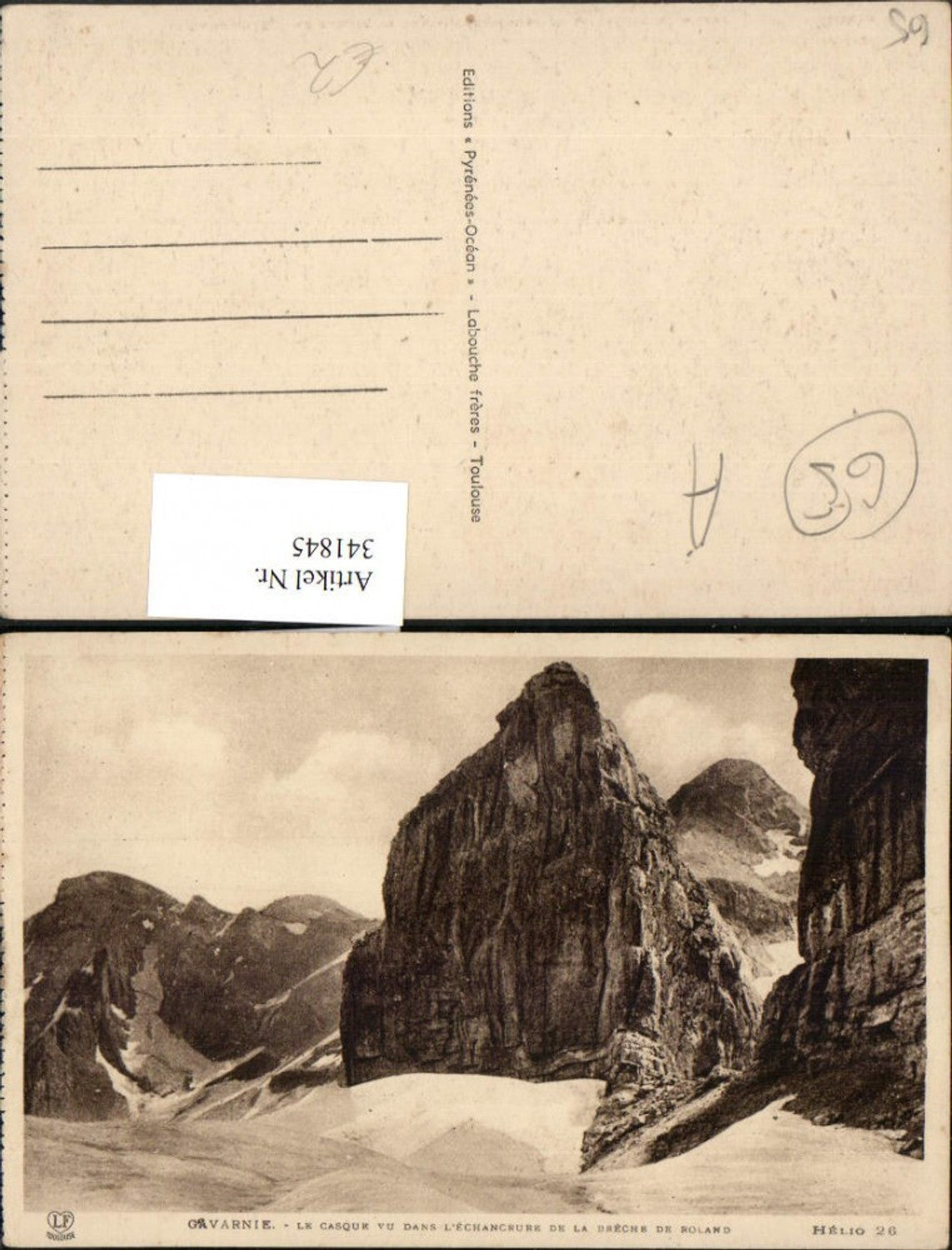 341845,Midi-Pyrenees Hautes-Pyrenees Gavarnie Casque vu dans Echancrure de la Breche Bergkulisse
