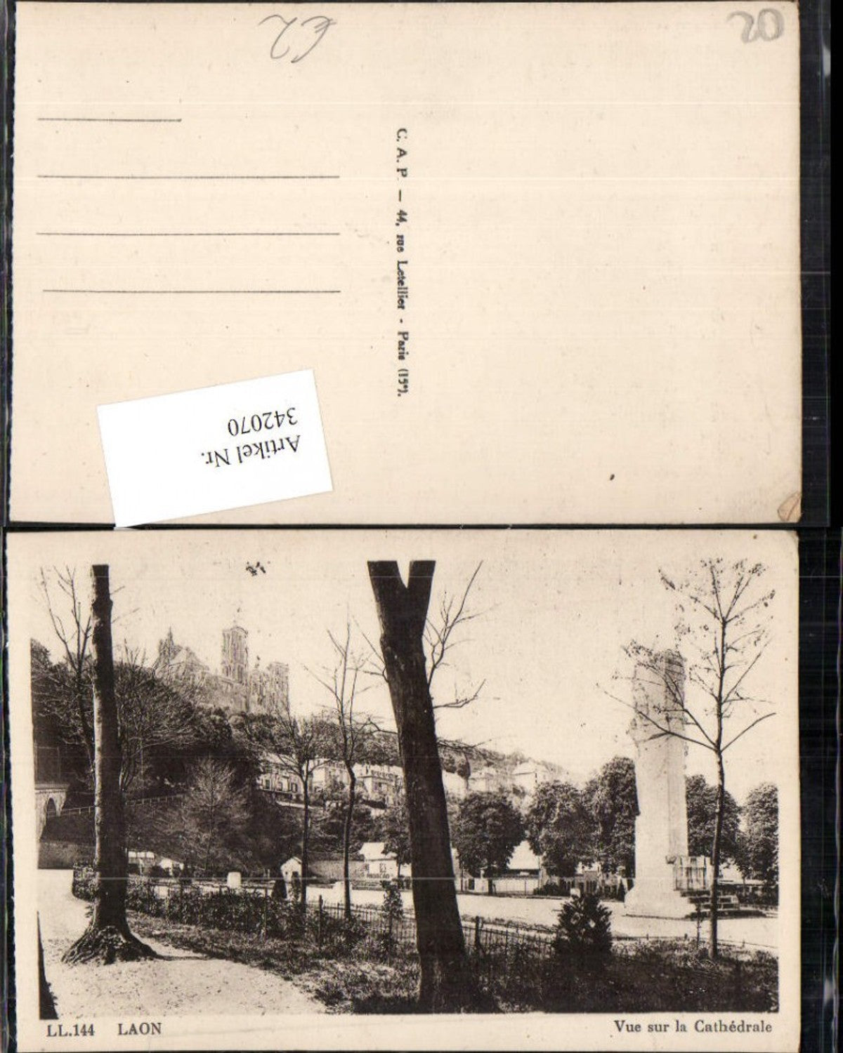 342070,Picardie Aisne Laon Vue sur la Cathedrale Kirche Brunnen
