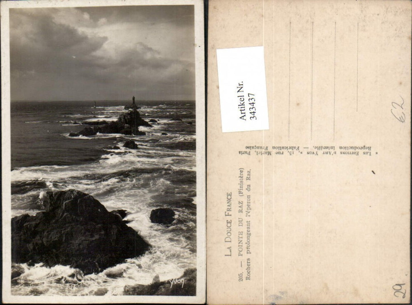 343437,Bretagne Finistere Pointe du Raz Rochers prolongeant l'eperon du Raz Felsen Leuchtturm