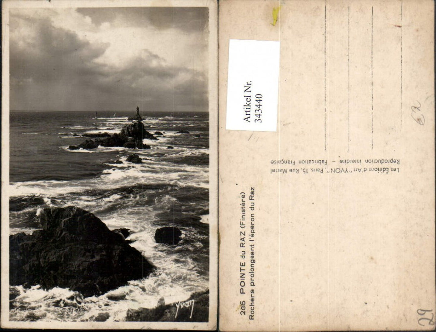 343440,Bretagne Finistere Pointe du Raz Rochers prolongeant l'eperon du Raz Felsen Leuchtturm