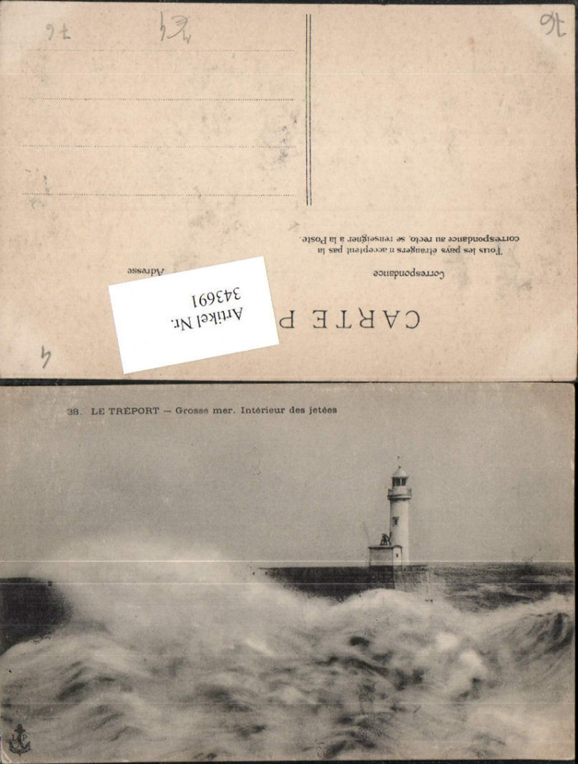 343691,Haute-Normandie Seine-Maritime Treport Grosse mer Interieur des jetees Leuchtturm Brandung