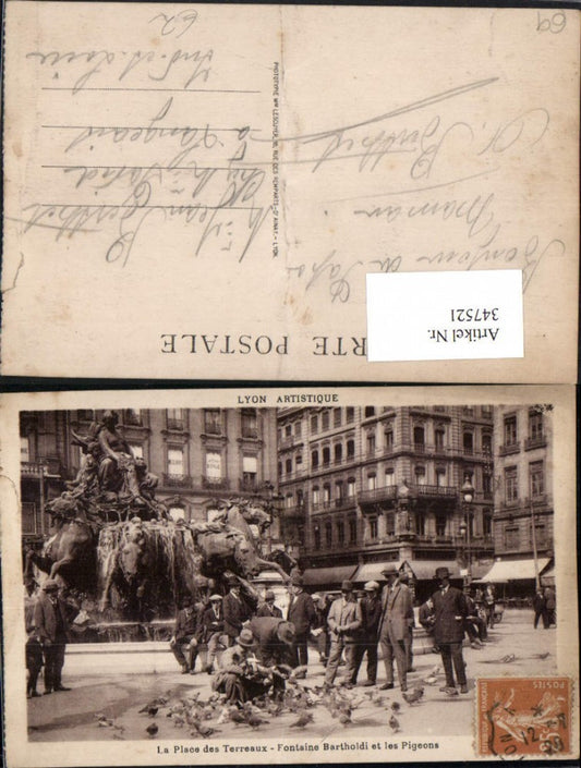 347521,Rhone-Alpes Rhone Lyon Place Terreaux Fontaine Bartholdi et les Pigeons Brunnen Tauben
