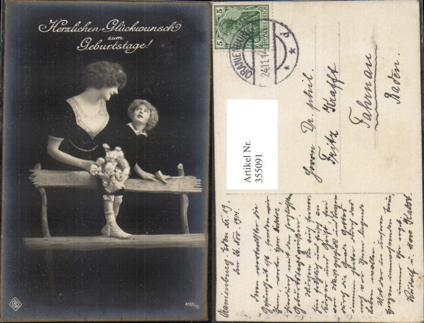 355091,Frau m. Kind Uniform Blumenstrauß Geburtstag