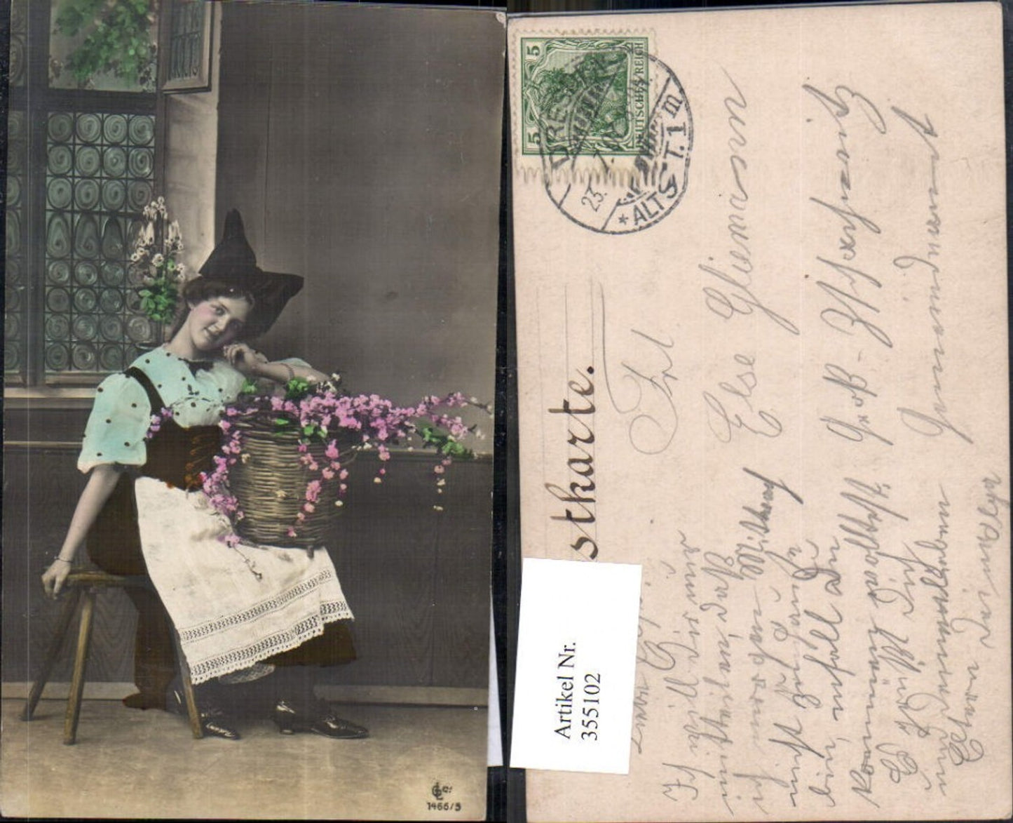 355102,Foto Ak Frau Haarschleife Tracht Korb m. Blumen