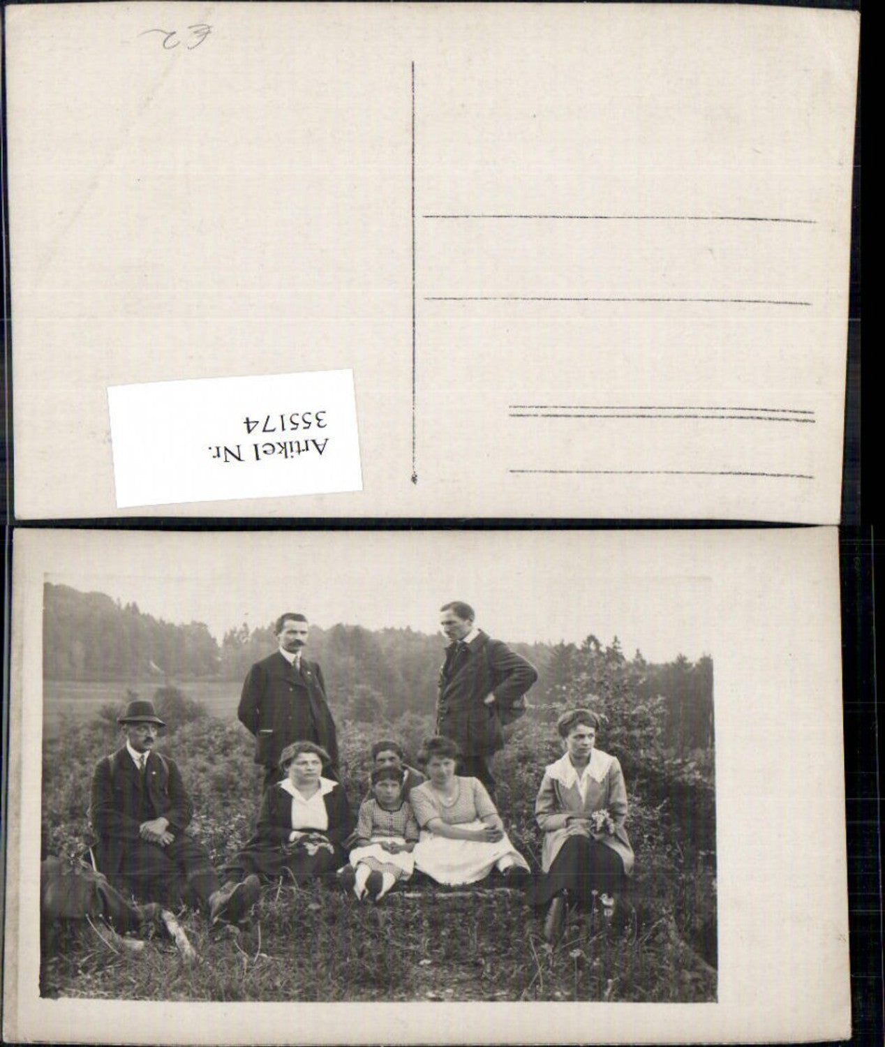 355174,Foto Ak Frauen Mädchen Männer a. Feld Wiese
