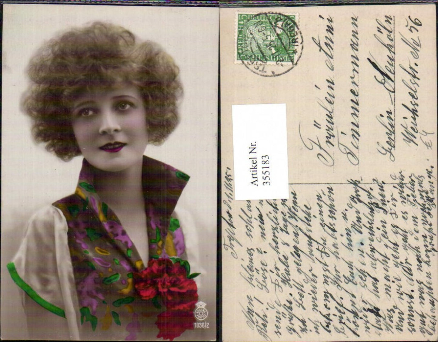 355183,Foto Ak Frau Lockenkopf Blume a. Kleid