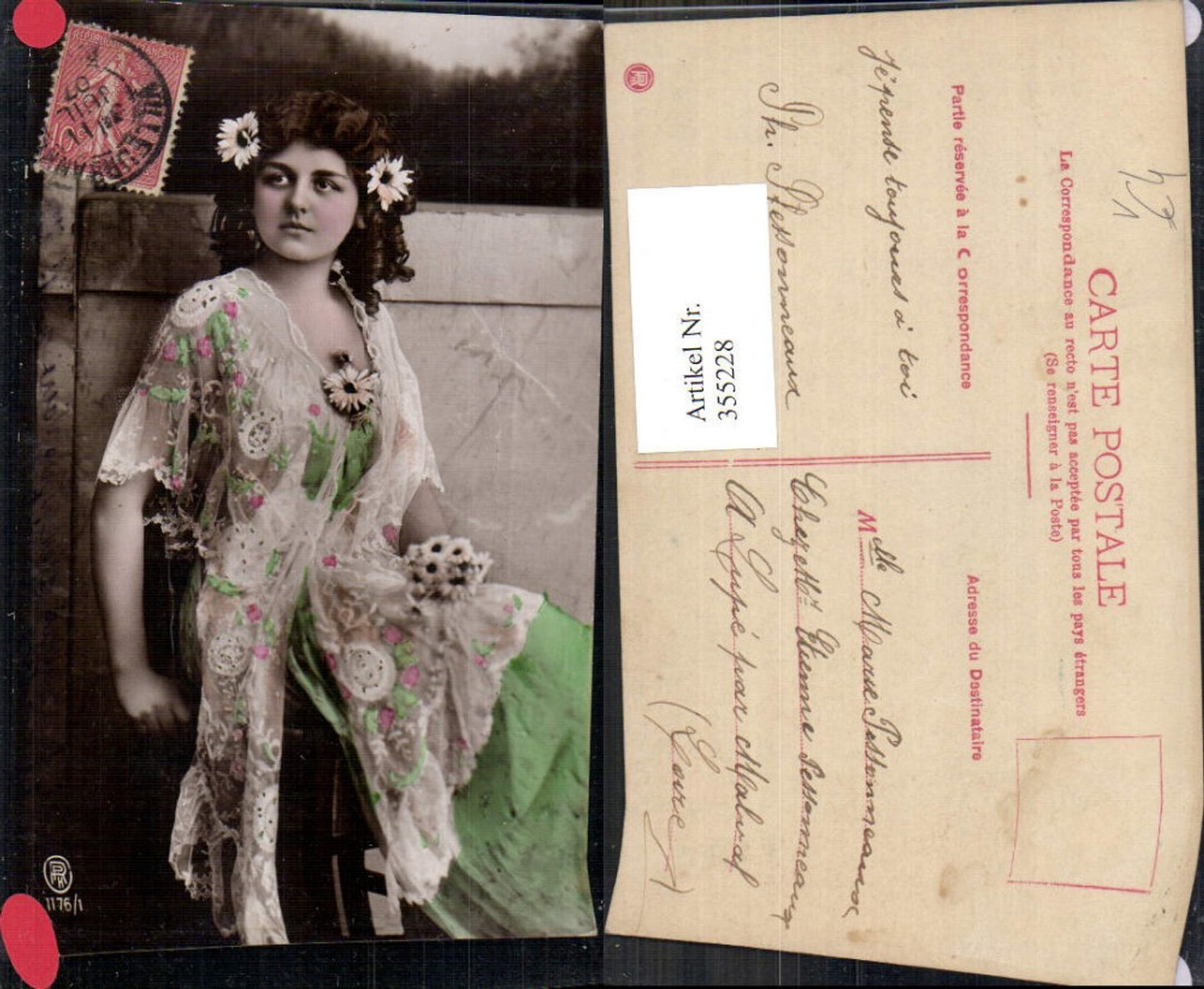 355228,Frau Lockenkopf Blumen i. Haar Kleid Spitzenmantel pub RPH 1176/1