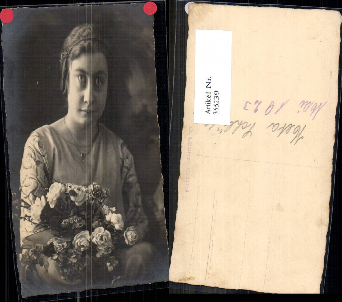 355239,Foto Ak Frau Halskette Haarband Rosen Blumenstrauß