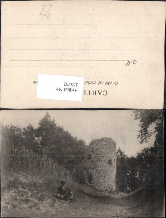 355753,Burg Burgfried Mann sitzt i. Vordergrund