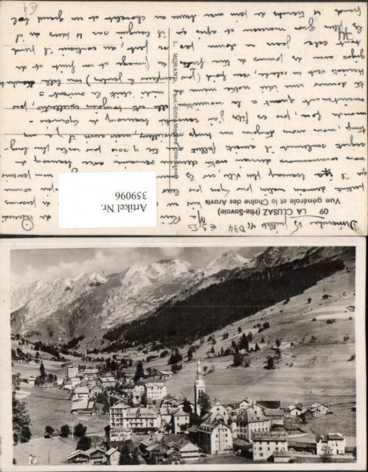 359096,Rhone-Alpes Haute-Savoie La Clusaz Vue generale et la Chaine Aravis Totale Bergkulisse