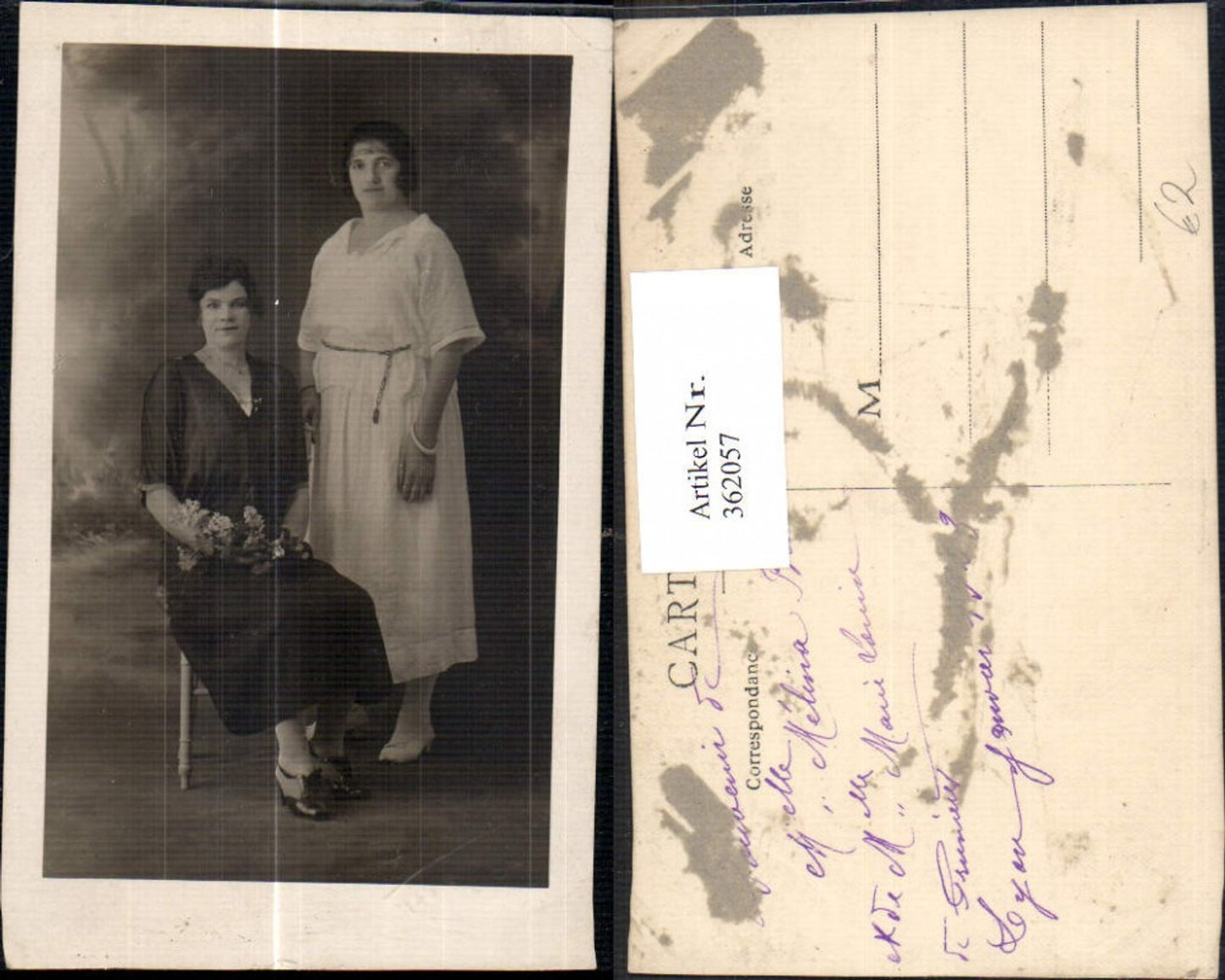 362057,Frauen Kleid Blumenstrauß Portrait Passepartout