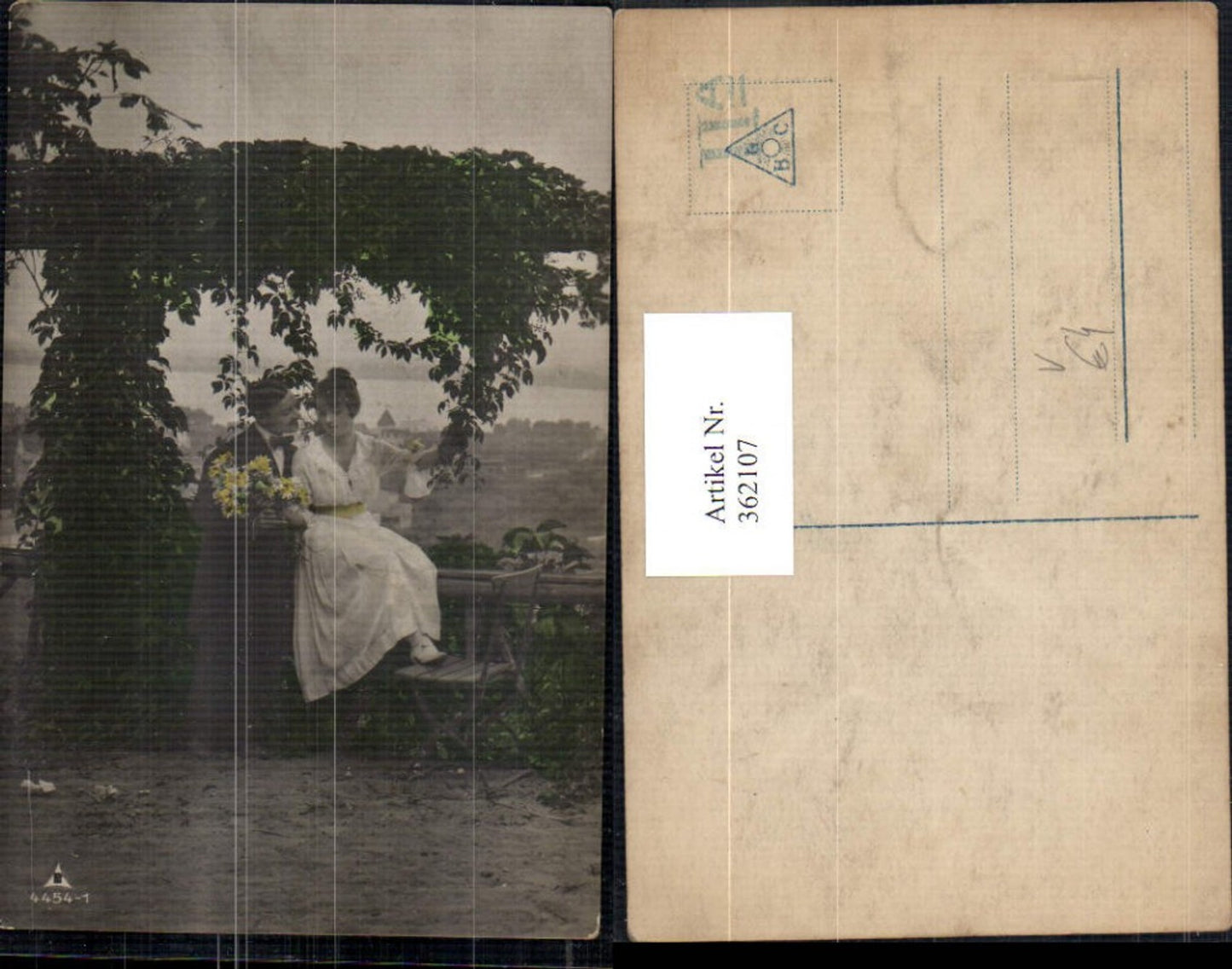 362107,Liebe Paar Umarmung unter Laube Stadt Landschaft i. Hintergrund pub Photochemie 4454/1