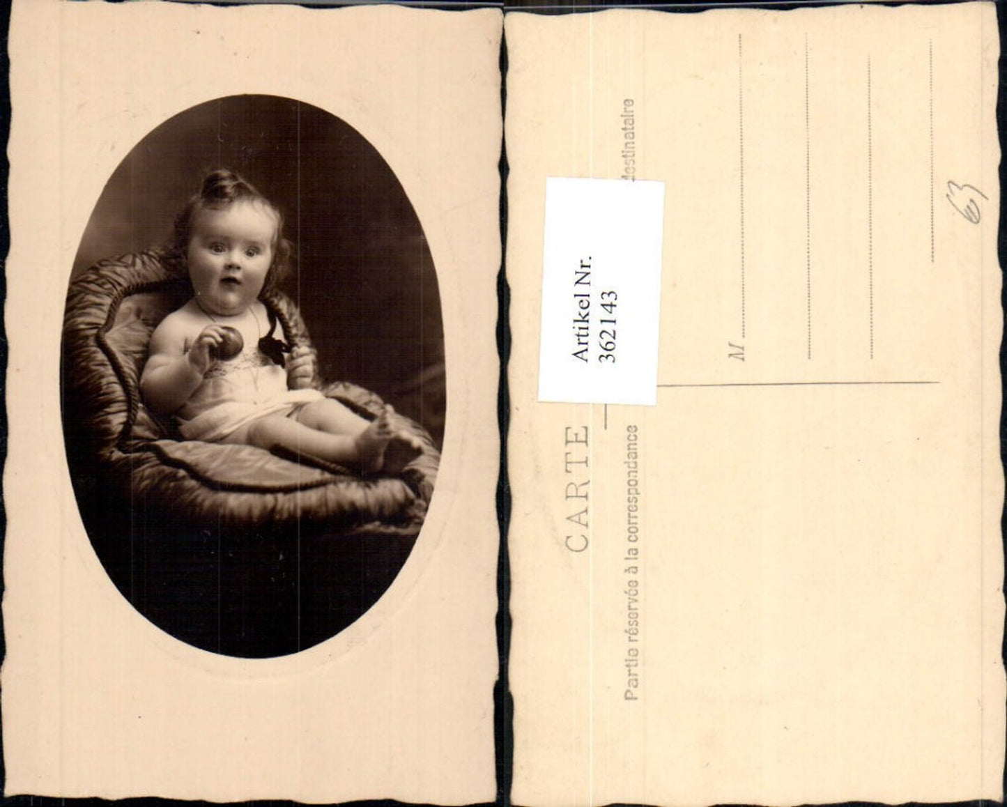 362143,Kind Süßes Kleinkind m. Apfel Halskette Portrait Präge Passepartout