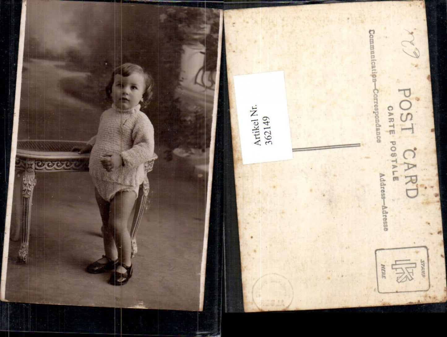 362149,Foto Ak Kind i. Strickanzug Lackschuhe a. Tisch stehend